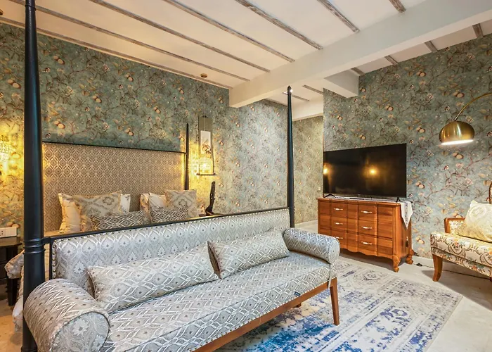 Luxurious Arakana Villa With Pool