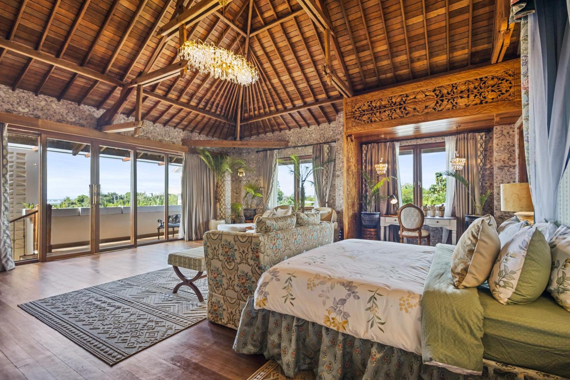 Luxurious Arakana With Pool