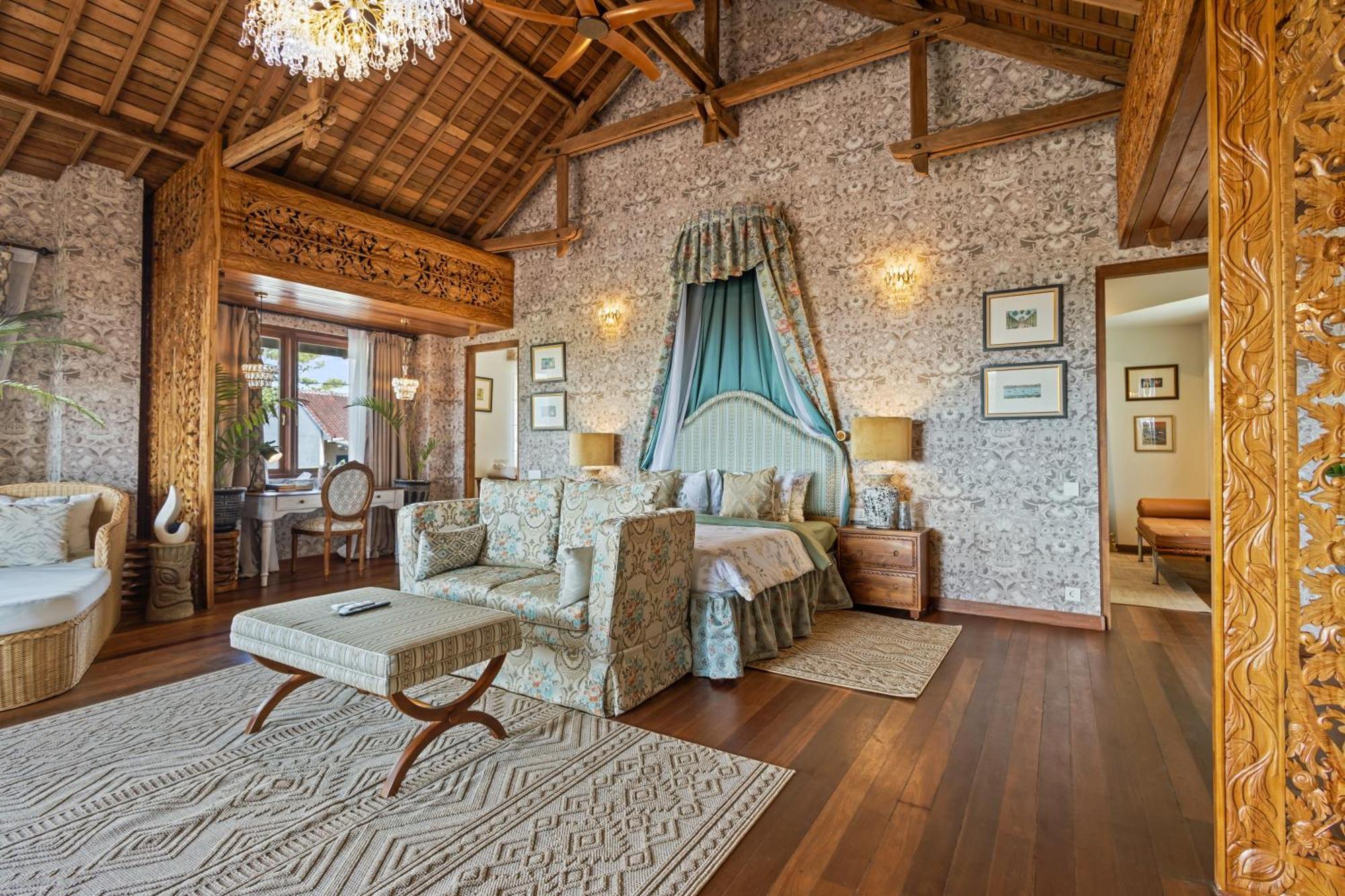 Luxurious Arakana With Pool